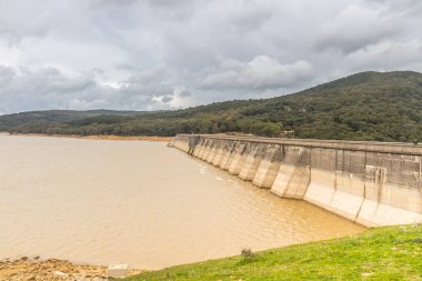Nehirdeki baraj manzarası. Beni Metir, Jendouba, Tunus