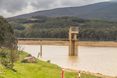 Nehirdeki baraj manzarası. Beni Metir, Jendouba, Tunus