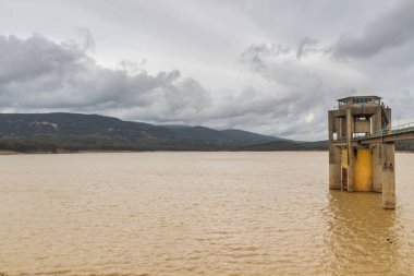 Nehirdeki baraj manzarası. Beni Metir, Jendouba, Tunus