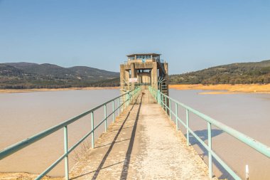 Nehirdeki baraj manzarası. Beni Metir, Jendouba, Tunus