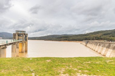 Nehirdeki baraj manzarası. Beni Metir, Jendouba, Tunus