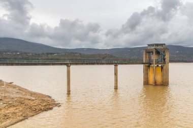 Nehirdeki baraj manzarası. Beni Metir, Jendouba, Tunus