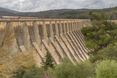 Nehirdeki baraj manzarası. Beni Metir, Jendouba, Tunus