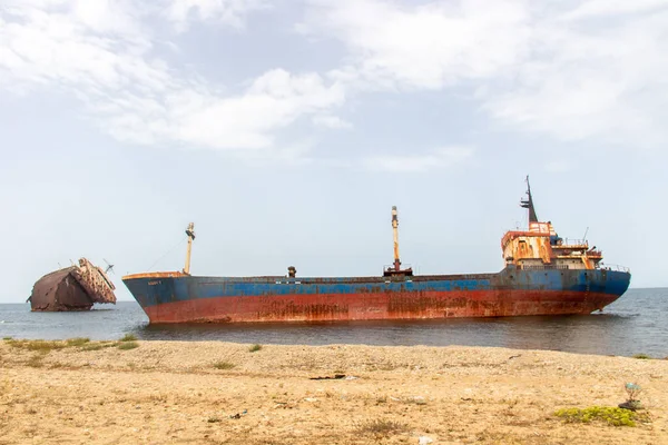 Bir Togo gemisi sahilde karaya oturmuş, Rimel, Bizerte, Tunus