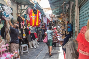 Tunus 'taki eski Medine' de ticaret. Turistler için giysiler satılıyor. Geleneksel kıyafetler. 