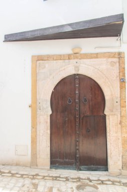 Tunus Medina sokaklarında geleneksel kapı 