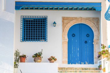 Afrika, Tunus 'taki Sidi Bou Said kıyı köyünün geleneksel mimarisinin mavi kapısı