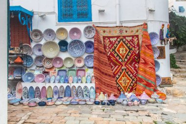Tunus pazarındaki hatıra eşya ve halılar, Sidi Bou Said, Tunus, Kuzey Afrika