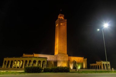Malik İbn-i Anas Camii ya da El Abidin Camii gece Kartaca, Tunus, Tunus 'ta.