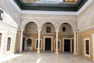 Tunus kraliyet ailesinden. Dar Lasram Hammouda Paşa Müzesi 'ni ziyaret edin. 1630 yılında Tunus Medine' nin göbeğinde Hammouda Pacha Bey tarafından inşa edilmiş bir saray..