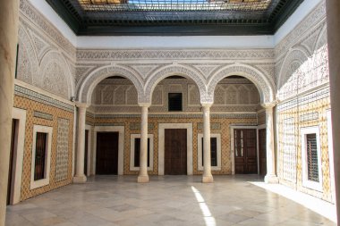 Tunus kraliyet ailesinden. Dar Lasram Hammouda Paşa Müzesi 'ni ziyaret edin. 1630 yılında Tunus Medine' nin göbeğinde Hammouda Pacha Bey tarafından inşa edilmiş bir saray..