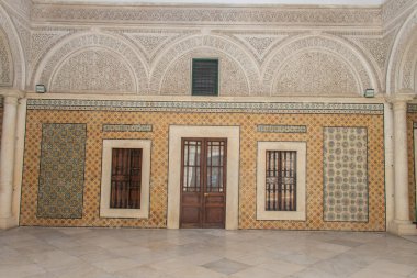 Tunus kraliyet ailesinden. Dar Lasram Hammouda Paşa Müzesi 'ni ziyaret edin. 1630 yılında Tunus Medine' nin göbeğinde Hammouda Pacha Bey tarafından inşa edilmiş bir saray..