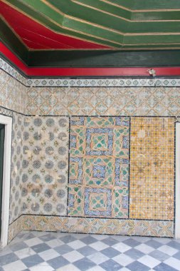 Tunus kraliyet ailesinden. Dar Lasram Hammouda Paşa Müzesi 'ni ziyaret edin. 1630 yılında Tunus Medine' nin göbeğinde Hammouda Pacha Bey tarafından inşa edilmiş bir saray..