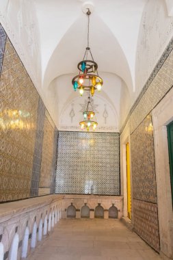 Tunus kraliyet ailesinden. Dar Lasram Hammouda Paşa Müzesi 'ni ziyaret edin. 1630 yılında Tunus Medine' nin göbeğinde Hammouda Pacha Bey tarafından inşa edilmiş bir saray..