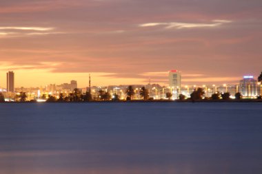 Rades-La Goulette Köprüsü gece vakti ihtişamıyla Tunus Körfezi 'ni aydınlatır. Tunus