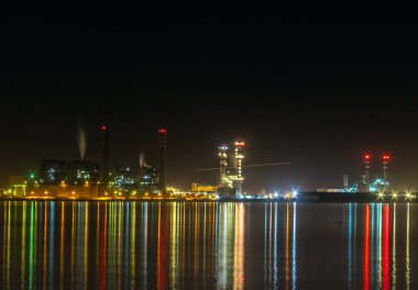 Rades-La Goulette Köprüsü gece vakti ihtişamıyla Tunus Körfezi 'ni aydınlatır. Tunus