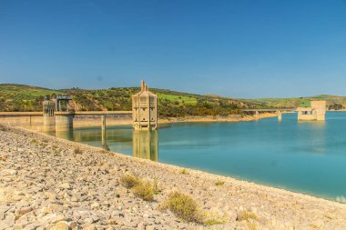 Sidi Salem Barajı, Beja, Tunus 'taki etkileyici su yönetim sistemi. Kuzey Afrika