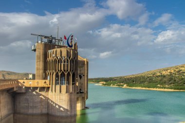 Sidi Salem Barajı, Beja, Tunus 'taki etkileyici su yönetim sistemi. Kuzey Afrika