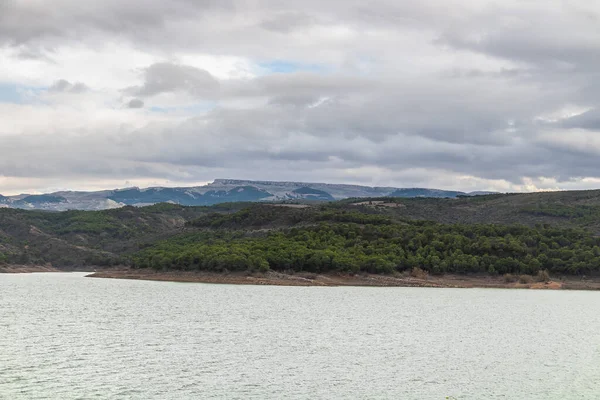 Mellegue Barajı, Kef, Tunus 'ta güzel bir vaha. Kuzey Afrika