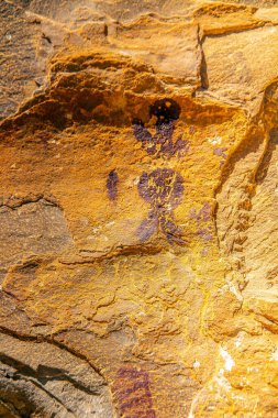 Orta Tunus 'taki Jebel Ousselat Taşları' nda Antik Kırmızı Turuncu Resimler keşfedildi.