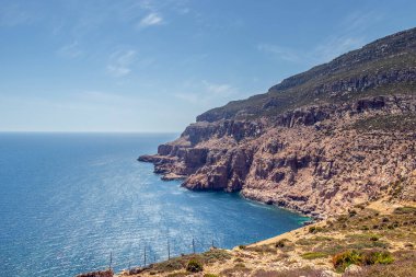 El Haouaria, Tunus 'ta Okyanus' la nefes kesici bir uçurum manzarası. Afrika Yok