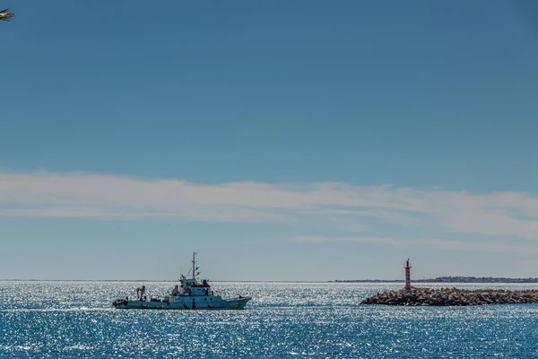 一艘在突尼斯Mahdia蓝色海滩上航行的白船 — 图库照片