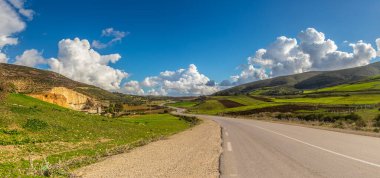Tunus 'ta Bulutlu Mavi Gök Altında Yeşil Tarlalar ve Dağlar Arasında Manzaralı Yolculuk