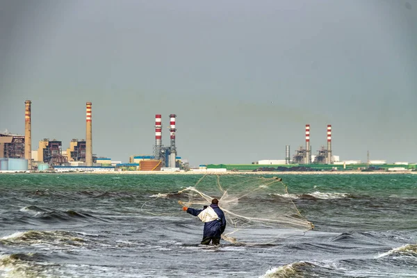Pescador Lançando Suas Redes Mar — Fotografia de Stock