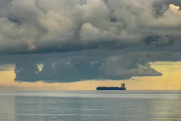 在美丽的大自然中 一艘船驶向地平线的宁静照片 — 图库照片