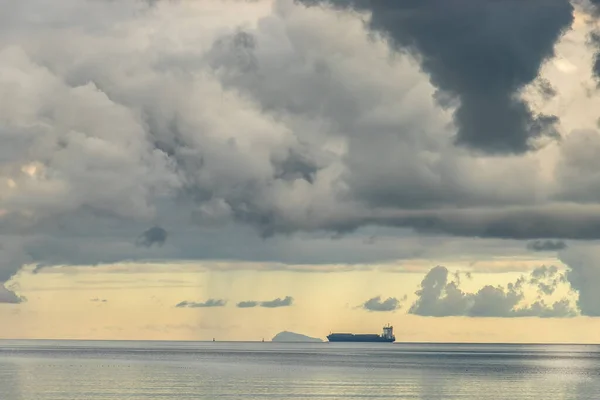 在美丽的大自然中 一艘船驶向地平线的宁静照片 — 图库照片