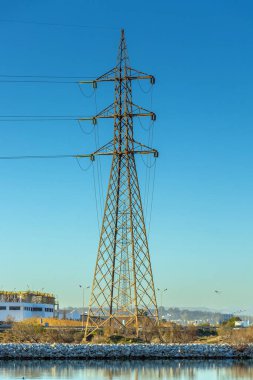 Ulusa Güç Verme: Yüksek Voltaj Hatları Taşıyan Elektrik Aktarım Kuleleri