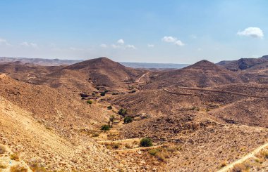 Matmata, Tunus 'ta eşsiz yeraltı konutları olan bir Berber kasabası.