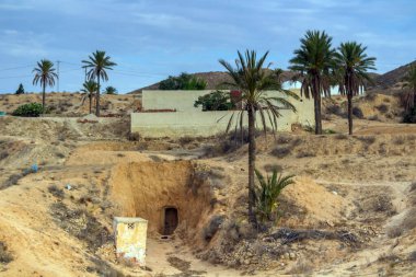 Matmata, Tunus 'ta eşsiz yeraltı konutları olan bir Berber kasabası.