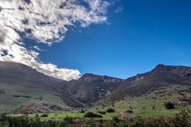 Mavi Gök ve Bulutlarla dolu bir dağın ortasında