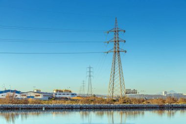 Ulusa Güç Verme: Yüksek Voltaj Hatları Taşıyan Elektrik Aktarım Kuleleri