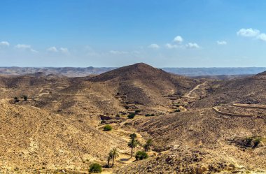 Matmata, Tunus 'ta eşsiz yeraltı konutları olan bir Berber kasabası.