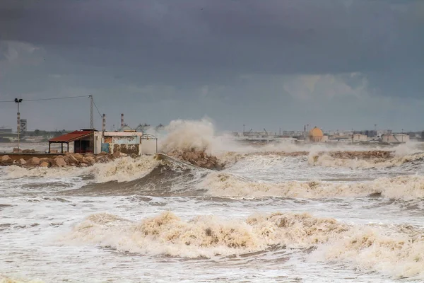 嵐の天気の間にビーチの防波堤に衝突する強力な波 — ストック写真