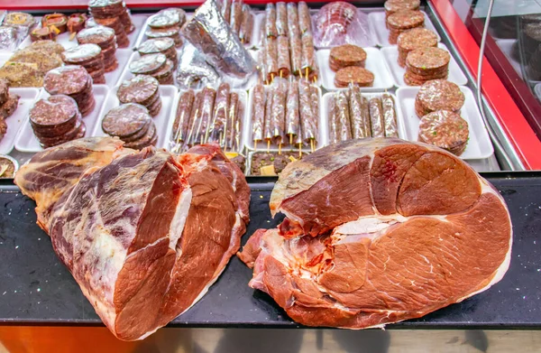 Loja Tradicional Açougueiro Que Vende Carnes Cortes Alta Qualidade Com — Fotografia de Stock