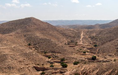 Matmata, Tunus 'ta eşsiz yeraltı konutları olan bir Berber kasabası.