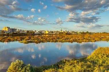 Rades, Tunus 'un güneyinde zengin bir kültür mirası olan canlı bir banliyö.