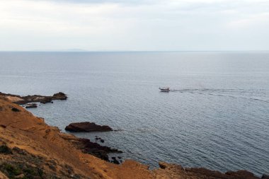 Ain Kanassira: Korbous 'un Dağlık Serenity ve Coastal Splendo' sunu Bağlayan Sahne Koyu. Kuzey Afrika