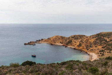 Ain Kanassira: Korbous 'un Dağlık Serenity ve Coastal Splendo' sunu Bağlayan Sahne Koyu. Kuzey Afrika
