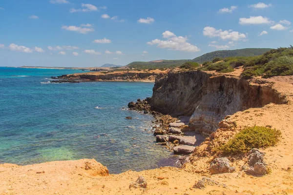 突尼斯北部Bizerte的Cap Zebib的悬崖到海滩与海洋地平线 — 图库照片