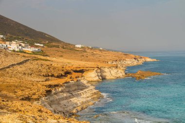 Cap Zebib, Bizerte, Tunus Kuzey Afrika 'da Okyanus Ufkusu ile birlikte Cliff' ten sahile