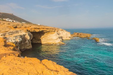 Cap Zebib, Bizerte, Tunus Kuzey Afrika 'da Okyanus Ufkusu ile birlikte Cliff' ten sahile