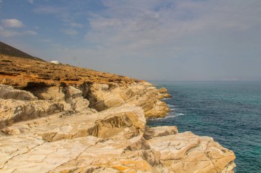 Cap Zebib, Bizerte, Tunus Kuzey Afrika 'da Okyanus Ufkusu ile birlikte Cliff' ten sahile