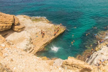 Tunus 'taki Kayalıkların Altında Rock-Studded Plajı. Kuzey Afrika