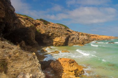 Ras Hamam Sahili 'nde deniz ve dağ. Cliff Views ve Tunus 'taki Doğal Güzellik. Afrika Yok