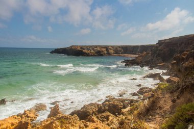 Ras Hamam Sahili 'nde deniz ve dağ. Cliff Views ve Tunus 'taki Doğal Güzellik. Afrika Yok