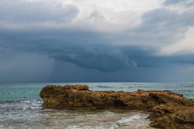 Rocky Beach with Cloudy Sky: Cap Serrat 's Coastal Beauty in Bizerte, Tunus